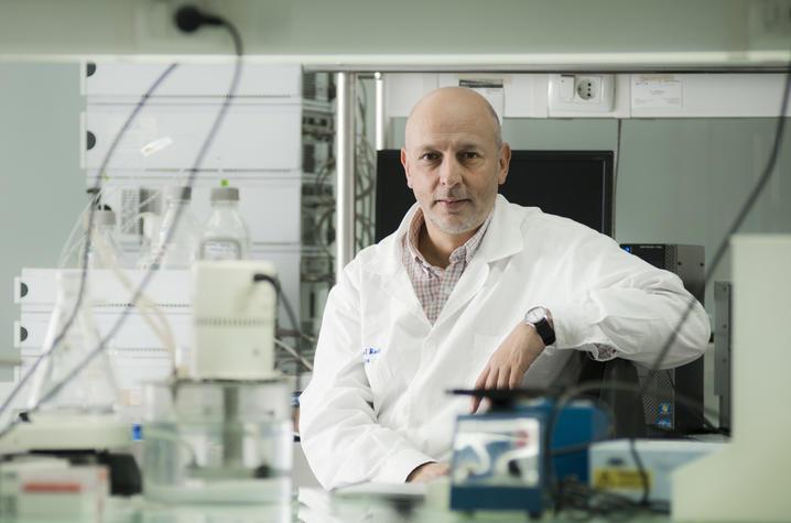 A photo of Rafael Radi in a lab. 